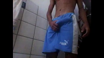 Garot&atilde_o roludo gozando gostoso no banheiro