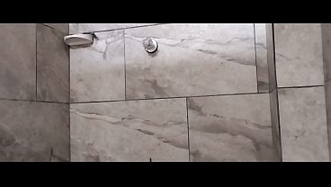 Estudiante de culo grande se ducha despu&eacute_s de la universidad