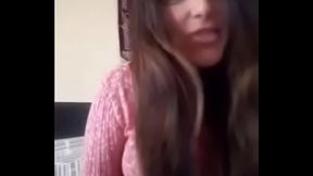 Artista cantante de pone caliente y folla en ropa.