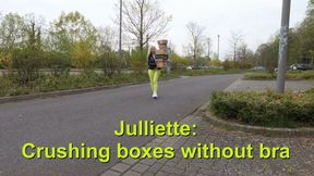 Julliette destroys boxes without a bra - Julliette zerstört Kartons ohne BH