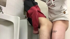 Bareback Fuck in Toilett