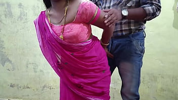 पिंक साड़ी पहनकर भाभी क्या कमाल की लगती है आज तो भाभी को छोडूंगा नही चूत फ़ाड़ के रख दूंगा