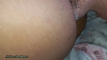 Padrasto não resiste aos encantos da novinha de belos cachos