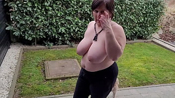 On sonne &agrave_ la porte, pas de temps d&#039_enfiler une blouse !