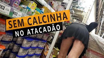 exibicionismo de vestido e sem calcinha da esposa hotwife filmada pelo marido cuckold cristina almeida no hipermercado