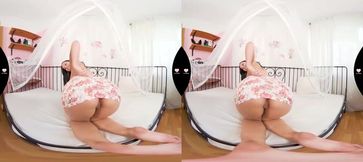 Sensual Solo Masturbation with Oiled Curves in Virtual Reality Experience