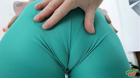 Amazing Teen Puffy Cameltoe Round Ass in super Tight Leggings!