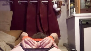 Dövme yaptırmış amatör Amerikalı bakir eşcinseller, ateşli bir seks seansında anal bakireliklerini kaybediyorlar.