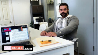 Muie, masturbare, ejaculare, masturbare manuală, fără șa, birou – americanul amator cu pulă mare Manuel Skye și Teddy Torres se fut anal