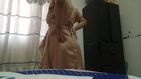 CREAMY PUSSY!!! STEPDAUGHTER TOUCHES HERSELF AND WATCHES TV