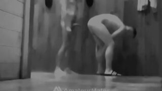 Giovane amatore sorpreso nudo nella doccia mentre fa un pompino disordinato a un uomo più grande prima di farsi scopare il culo