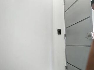 la empleada no tiene con que cancelar el domicilio y resolve responder con sexo oral-job