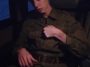 военный дрочит свой большой член в машине