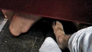 Leche en los pies toilet publico