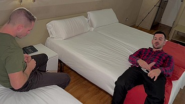 XiscoXX and Apolo Adrii fucking in a Hotel in Madrid