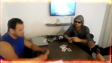 VESTIMOS DE GENTE A LA SIRVIENTA Y LA COJEMOS ENTRE TODOS ,NOCHE DE POKER CON AMIGOS