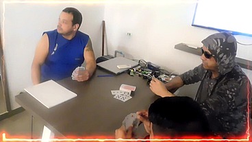 VESTIMOS DE GENTE A LA SIRVIENTA Y LA COJEMOS ENTRE TODOS ,NOCHE DE POKER CON AMIGOS