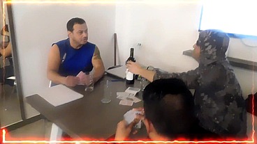 VESTIMOS DE GENTE A LA SIRVIENTA Y LA COJEMOS ENTRE TODOS ,NOCHE DE POKER CON AMIGOS