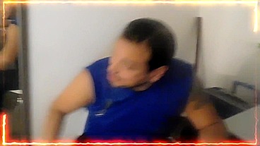 VESTIMOS DE GENTE A LA SIRVIENTA Y LA COJEMOS ENTRE TODOS ,NOCHE DE POKER CON AMIGOS