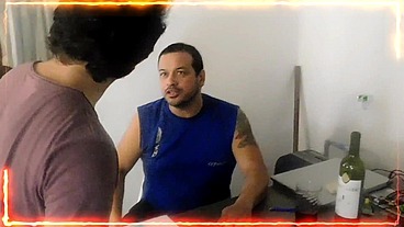 VESTIMOS DE GENTE A LA SIRVIENTA Y LA COJEMOS ENTRE TODOS ,NOCHE DE POKER CON AMIGOS