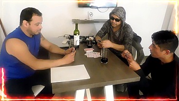 VESTIMOS DE GENTE A LA SIRVIENTA Y LA COJEMOS ENTRE TODOS ,NOCHE DE POKER CON AMIGOS