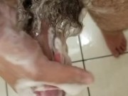 Se masturbando com sabonete e muita porra entre os dedos