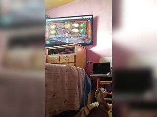 Latin babe le gusta chupar polla mientras juega casino y salta sobre mi polla.