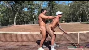 FUI JOGAR TENIS E O CLIMA ESQUENTOU. COMI MEU PARCEIRO NA QUADRA MESMO.