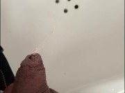 pissing desesperado en baño publico, casi me pillan primer plano, gay sumiso