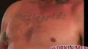 Tatted dude tugging on his prick until he cums on his belly