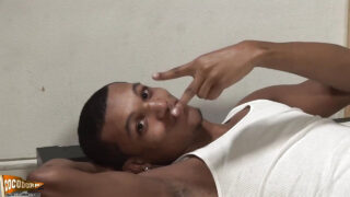 Màn quan hệ tập thể thô bạo: Cô gái trẻ Domino Star bị ba dương vật đen khổng lồ cưỡng hiếp không dùng bao cao su.