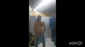 trocando de roupa no vestiario da academia.