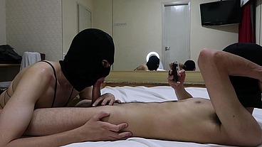 Submisso chupando o macho