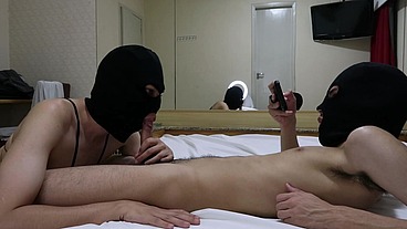 Submisso chupando o macho