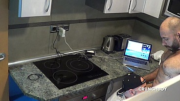UN DADDY LE BAISE DANS LA CUISINE EN CACHETTE