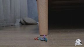 Bela gigante com peitos enormes e pÃ©s perfeitos, esmagando, pisoteando e peidando em pessoas, tratando-os como brinquedos by Qween (part02-05)