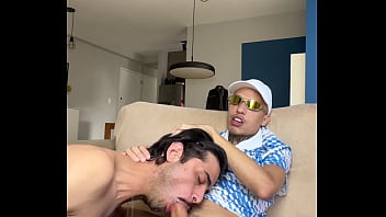 O CUZINHO DELE FICOU MOLHADINHO IGUAL BUCETA DE TANTO LEVAR ROLA (COMPLETO)