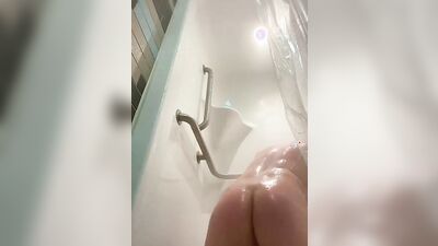 Amateur bloke is posing naked while taking a hot shower