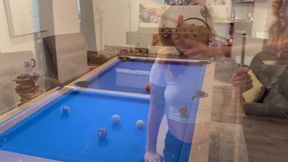 Amateurs rote Kopfnuss schluckt dicke Ladung am Pool Tisch POV Creampie