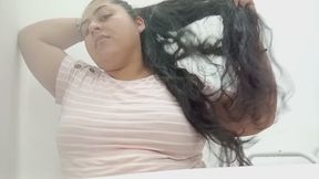 Jugando con mi cabello largo.