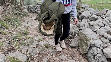 Lara Manara scopata in montagna