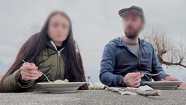 Lara Manara scopata in montagna