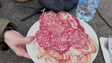 Lara Manara scopata in montagna