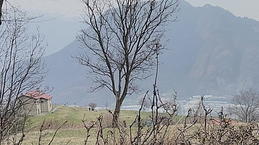 Lara Manara scopata in montagna