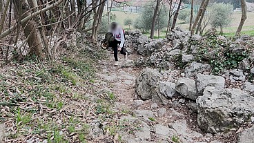 Lara Manara scopata in montagna