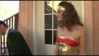 Tori Black Wonder Womanina cosplayssa saa kovan panon ja kasvoille