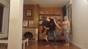 Pamela Strong e Alba Zevon lift&carry con solletico