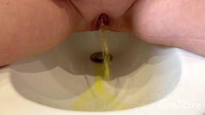 Big Open Vagina Pissing Yellow Urine In A Bidet