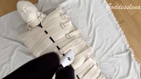 Goddesslena: Sklave in Zwangsjacke wird getrampelt