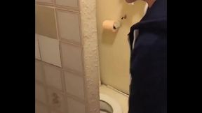 Muleke dando uma mijada gostosa 2